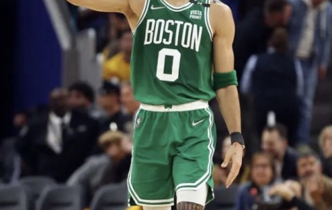 AYX-关于塔图姆在皇家马德里比赛中战术调整，挺进下一轮引发热议！的信息