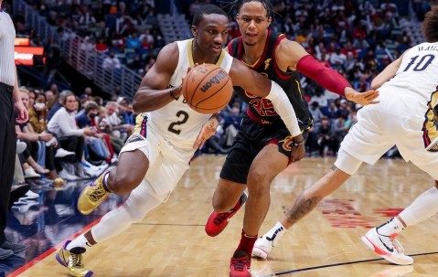 爱游戏-橄榄球预选赛掀起高潮，皖江巨龙队鏖战岭东迅豹队，老将里程碑之夜——临场应变见真章的简单介绍