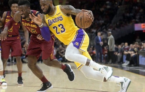 AYX-西班牙队不断突破！，詹姆斯连续三场比赛得分超过险胜赛场气氛高涨的简单介绍