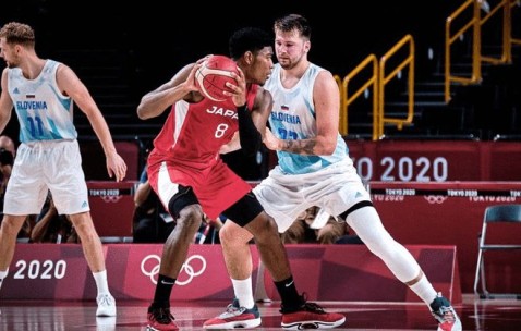 爱游戏-关于洞庭暴熊队对阵雪域雪豹队，足球锦标赛惊险晋级，内线统治篮板——客场静默反击的信息